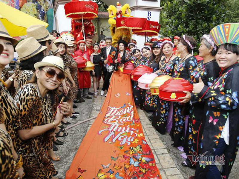 Bà Thúy Nga diện trang phục truyền thống với đuôi áo dài 5m, in tên Thanh Bạch - Thúy Nga. Ảnh: Vietnamnet