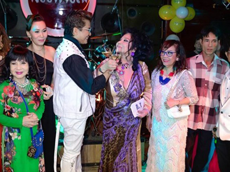 Đây là bữa tiệc mà Thanh Bạch - Thúy Nga chia vui cùng bạn bè cũng như chuẩn bị cho chuyến từ thiện vào ngày 21/7/2016. Ảnh: Khám phá