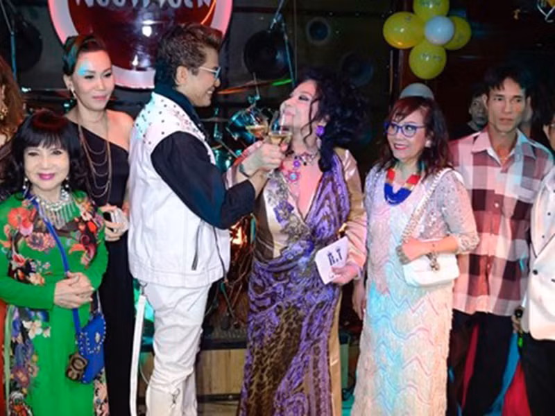 Đây là bữa tiệc mà Thanh Bạch - Thúy Nga chia vui cùng bạn bè cũng như chuẩn bị cho chuyến từ thiện vào ngày 21/7/2016. Ảnh: Khám phá