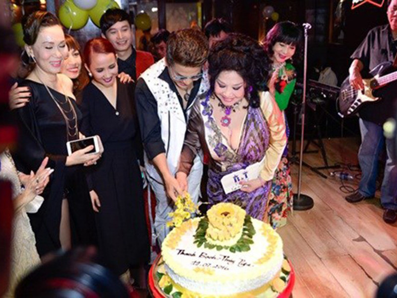 Ngày 19/7/2016, cặp đôi gây chú ý khi tổ chức tiệc cưới tại một quán bar ở TP HCM với sự tham gia của một số bạn bè. Ảnh: Khám phá