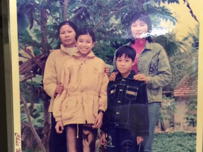 Dù sinh ra trong gia đình nghèo khó nhưng Phạm Hương khẳng định cô có một tuổi thơ hạnh phúc.