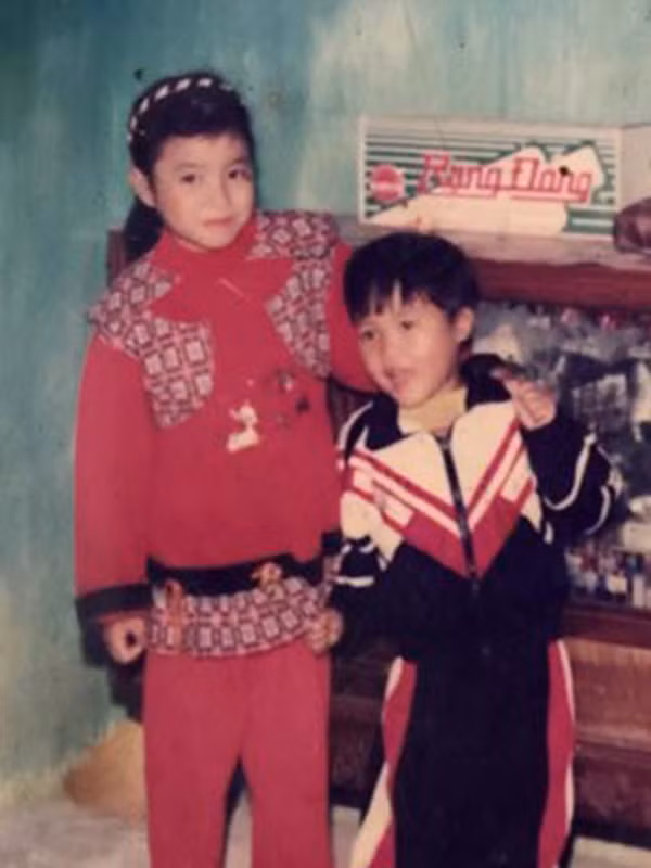 Lúc nhỏ, Phạm Hương sở hữu chiều cao vượt trội so với bạn bè đồng trang lứa.