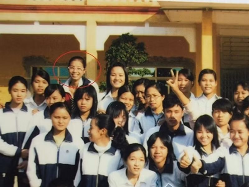 Cô giáo chủ nhiệm thời cấp 3 của Phạm Hương từng khen ngợi: "Hương viết văn khá hay, truyền cảm, cả 3 năm học Hương đều đạt học lực khá. Đặc biệt, Hương tự tin khi đứng trước đám đông và có khả năng tổ chức, sắp xếp công việc một cách khoa học”.