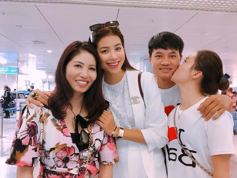 Sau khi nổi tiếng, Hoa hậu Phạm Hương cố gắng báo đáp bố mẹ.