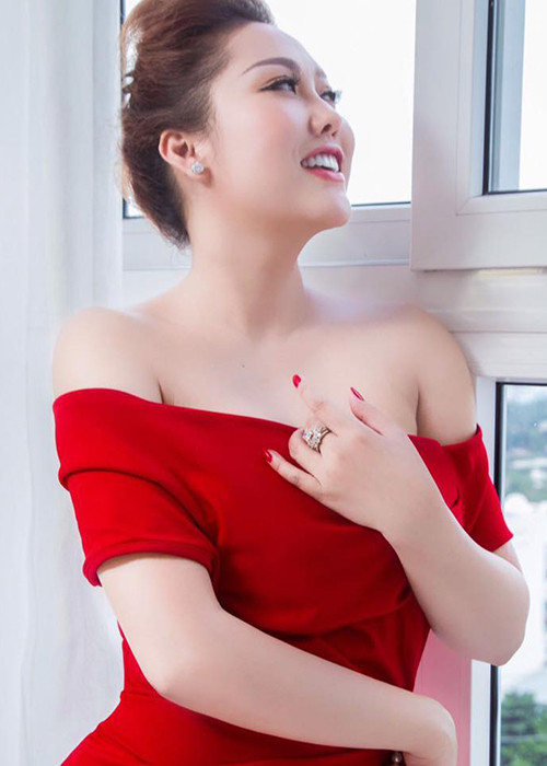 Sau 2 cuộc hôn nhân đổ vỡ, cô trở nên kín tiếng về chuyện tình cảm.