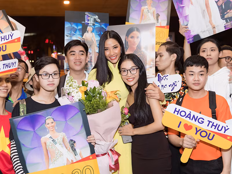 Cô liên tục gửi lời xin lỗi mọi người vì mình không thể nói nhiều vào lúc này.