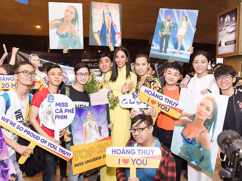 Do bị cảm lạnh nên Hoàng Thùy không thể nói chuyện nhiều được.