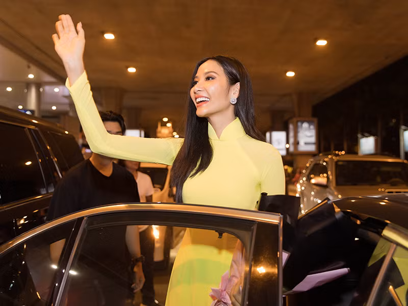 "12h đêm mà mọi người vẫn ra đón Thùy rất nhiệt tình, Thùy bị cảm mất tiếng không nói chuyện được với mọi người. Tình cảm này thực sự Thùy sẽ không bao giờ quên. Cám ơn mọi người rất nhiều", Hoàng Thùy chia sẻ.