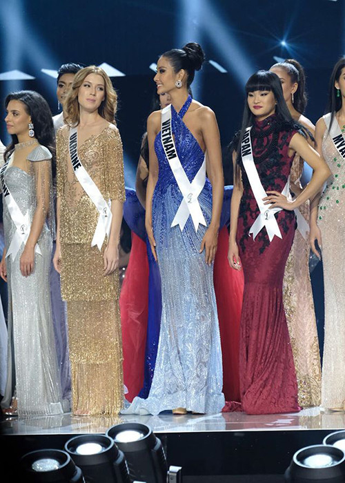 Hình ảnh Hoàng Thùy diện trang phục dạ hội sau khi trượt top 10.