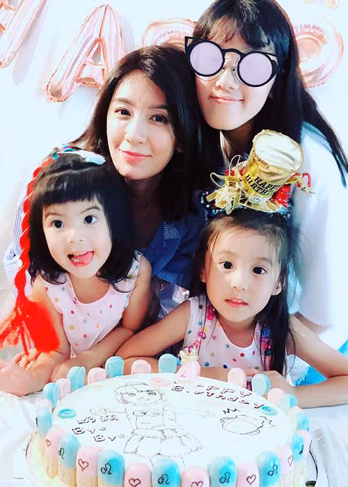 Con gái đầu lòng của Giả Tịnh Văn hiện sống với bố và mẹ kế.