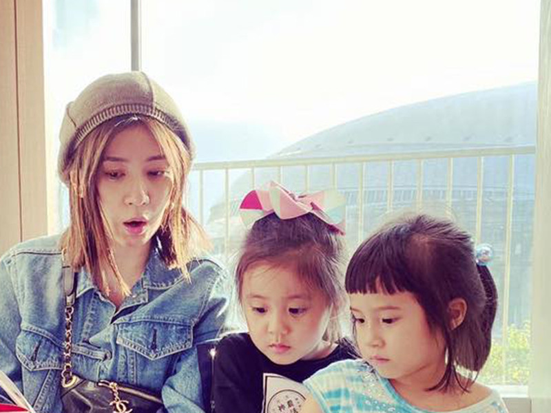 Giả Tịnh Văn chia sẻ trên báo chí, cô biết ơn vì sau khi ly hôn, cô tìm được người phù hợp, sinh con ngoài độ tuổi 40.