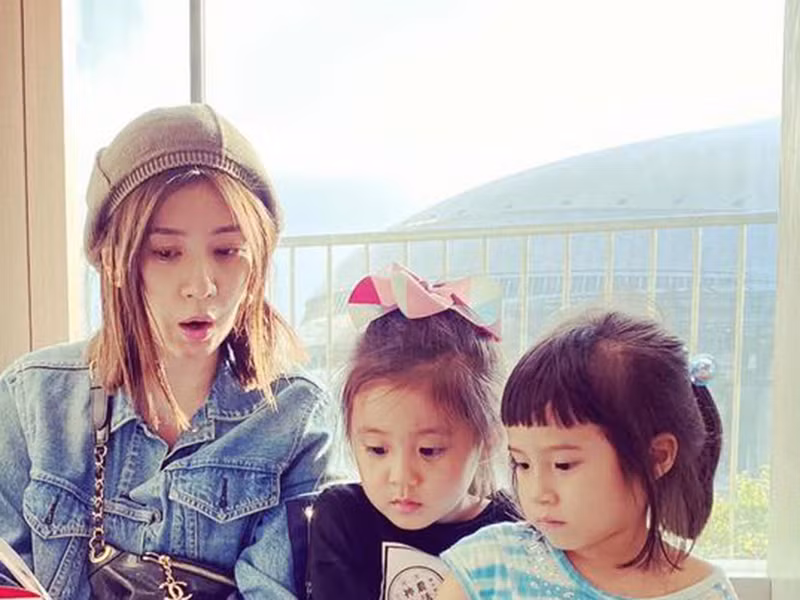 Giả Tịnh Văn chia sẻ trên báo chí, cô biết ơn vì sau khi ly hôn, cô tìm được người phù hợp, sinh con ngoài độ tuổi 40.