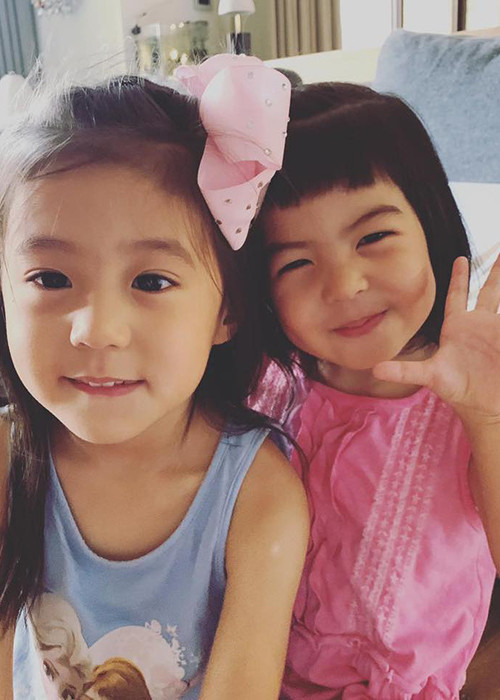 Hai cô con gái của Giả Tịnh Văn và Tu Khải Kiệt vô cùng đáng yêu.