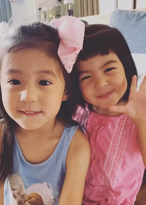 Hai cô con gái của Giả Tịnh Văn và Tu Khải Kiệt vô cùng đáng yêu.