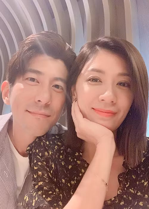 Giả Tịnh Văn hơn Tu Khải Kiệt tới 9 tuổi và có một cô con gái riêng với đại gia Tôn Chí Hạo.