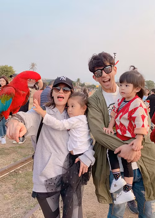 Sau khi tái hôn với Tu Khải Kiệt, Giả Tịnh Văn sinh hai cô con gái: bé Bubu (2015) và bé Bobo (năm 2017).