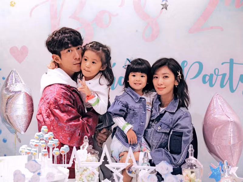 Giả Tịnh Văn và chồng trẻ đối mặt với nhiều lời đàm tiếu bởi sự chênh lệch tuổi tác lẫn sự nổi tiếng. Tuy nhiên, cả hai không bận tâm đến dư luận.