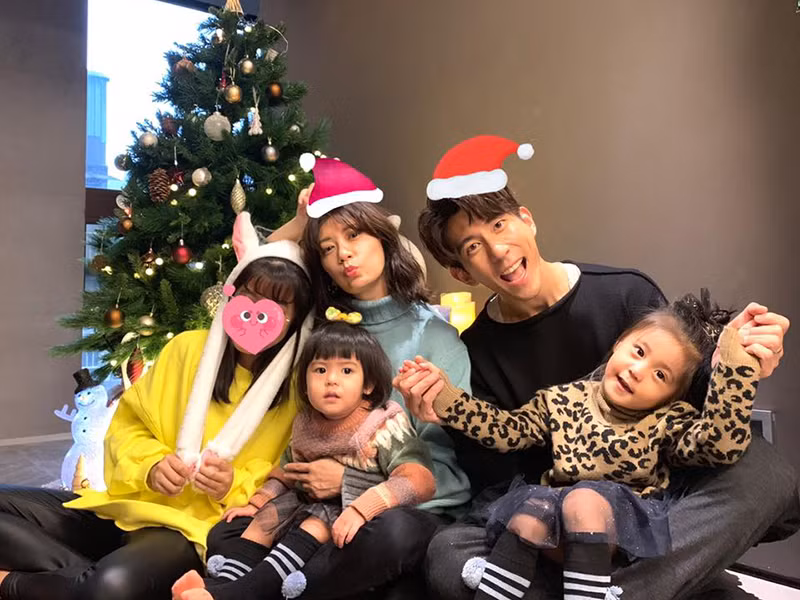 Mỗi khi nghỉ hè, Angelina lại trở về sống với Giả Tịnh Văn theo thỏa thuận giữa nữ diễn viên và chồng cũ.