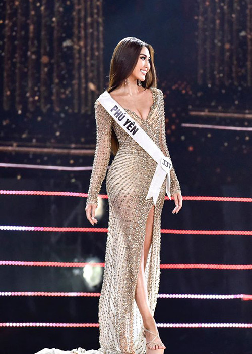 So với Thúy Vân, Tường Linh không kém cạnh về kinh nghiệm thi nhan sắc. Trong khi Thúy Vân đoạt á hậu 3 Hoa hậu Quốc tế 2015 thì Tường Linh đăng quang Hoa hậu sắc đẹp châu Á 2017 và lọt top 18 Hoa hậu Liên lục địa 2017.