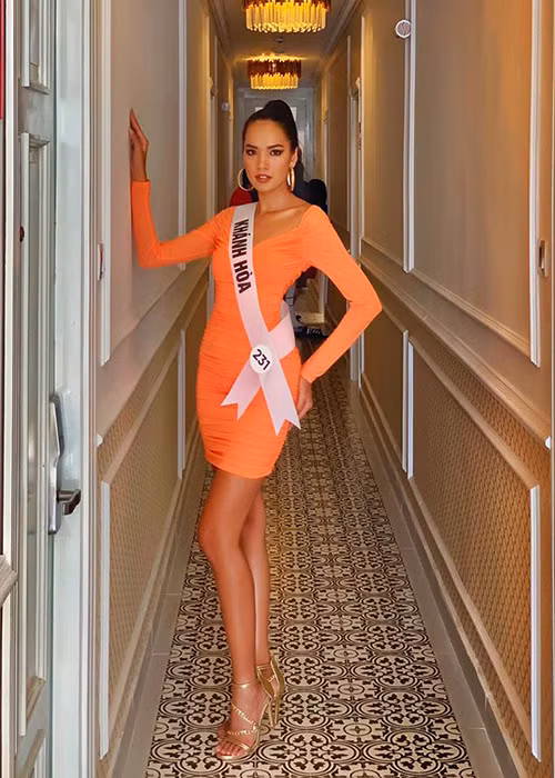 Hoàng Phương cao 1m77, số đo hình thể 84-63-95, làn da nâu bóng, gương mặt cá tính.