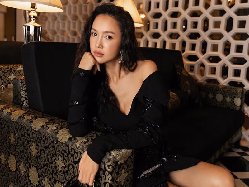 Phong cách thời trang của Vũ Ngọc Anh gắn liền với hình ảnh gợi cảm.