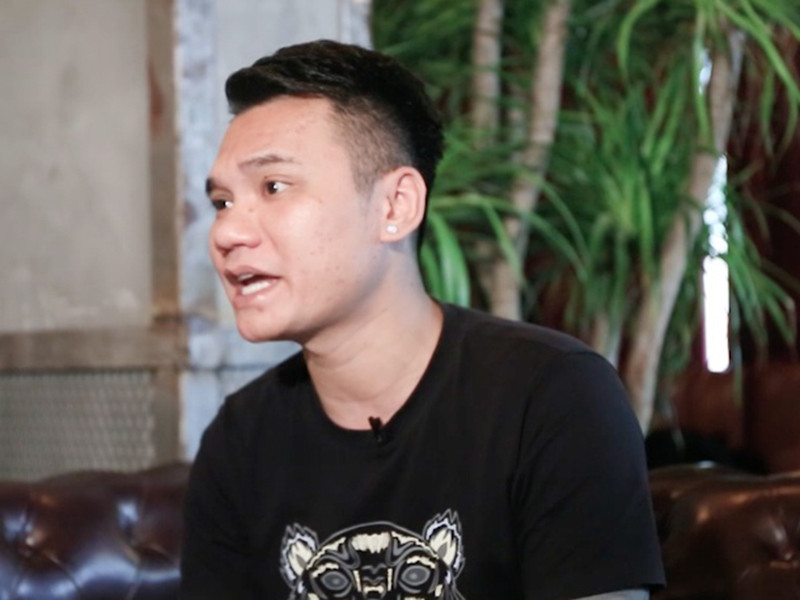 “Tôi cảm thấy rất xin lỗi vì đã cuốn Khắc Hưng thêm vào những rắc rối. Và tôi cũng cảm thấy rất có lỗi với khán giả vì đã khiến hình ảnh trong họ bị tổn hại”, anh nói. Ảnh: Vietnammoi