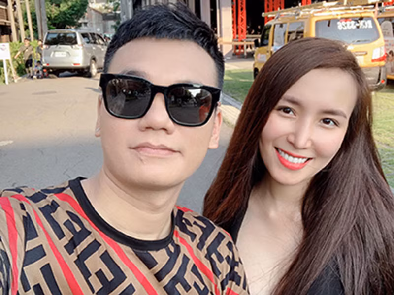 Trên trang cá nhân, Khắc Việt còn thông báo rộng rãi rằng bà xã của anh không bị lộ clip như đồn đoán. Trước loạt động thái này, Khắc Việt nhận được sự ủng hộ của nhiều khán giả.