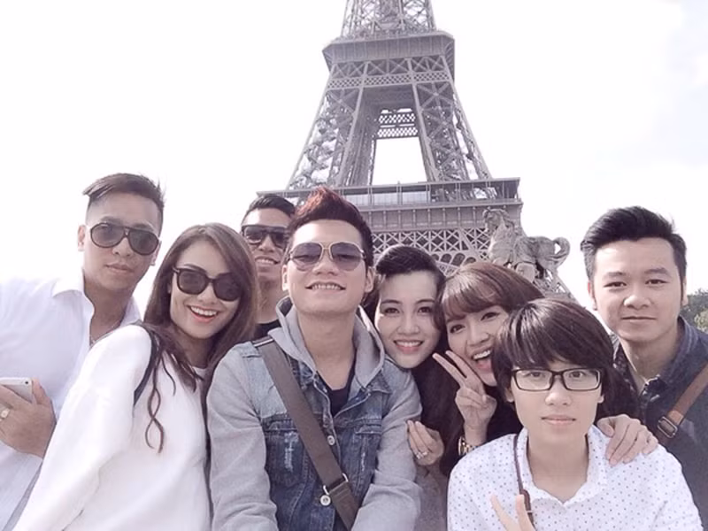 Nam ca sĩ cho rằng cách trình diễn của Bích Phương là xu hướng hát live hiện nay trên thế giới đối với dòng nhạc Dance. Phần lời của nhạc nền to mà khán giả nghe khi Bích Phương bị giật micro gọi là "backing vocals".