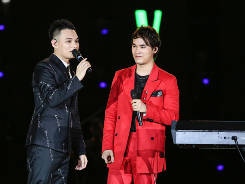 Sau khi đăng những lời chửi bới thô tục trên trang cá nhân, Khắc Việt bị chỉ trích dữ dội. Giữa ồn ào, anh nhanh chóng có cuộc gặp gỡ báo chí để giải thích và gửi lời xin lỗi khán giả. Ảnh: VTV