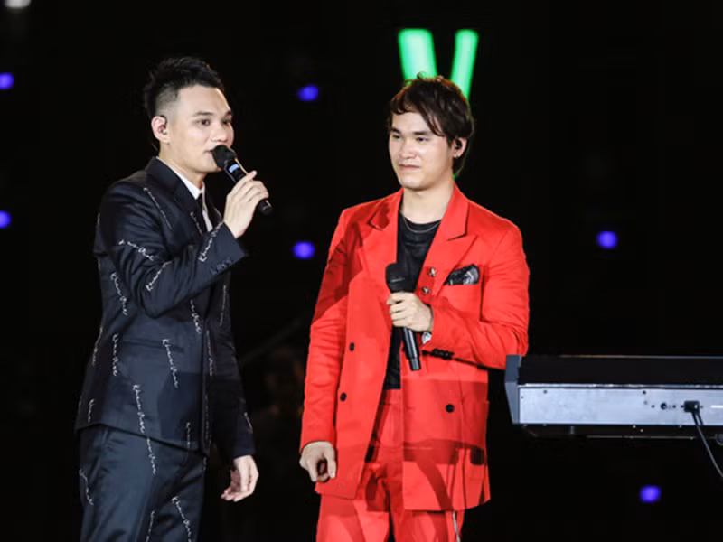 Sau khi đăng những lời chửi bới thô tục trên trang cá nhân, Khắc Việt bị chỉ trích dữ dội. Giữa ồn ào, anh nhanh chóng có cuộc gặp gỡ báo chí để giải thích và gửi lời xin lỗi khán giả. Ảnh: VTV