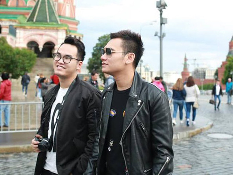 Trước đó, Khắc Việt từng lên tiếng bênh vực em trai Khắc Hưng. Tuy nhiên, hành động bảo vệ em của Khắc Việt lại bị chỉ trích bởi anh mắng chửi tục tĩu để ủng hộ em trai liên quan đến ca khúc "Như lời đồn".