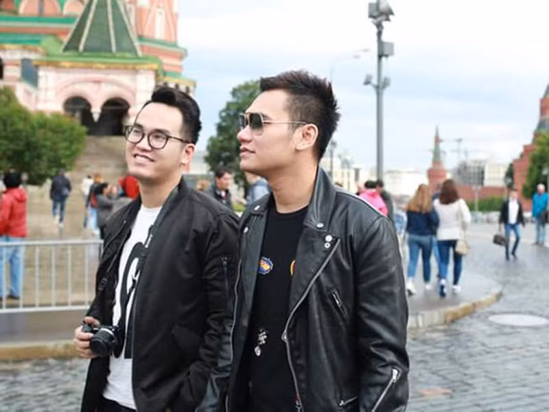 Trước đó, Khắc Việt từng lên tiếng bênh vực em trai Khắc Hưng. Tuy nhiên, hành động bảo vệ em của Khắc Việt lại bị chỉ trích bởi anh mắng chửi tục tĩu để ủng hộ em trai liên quan đến ca khúc "Như lời đồn".