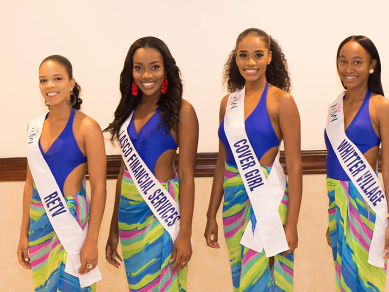 Toni-Ann (thứ hai bên phải) không chỉ xinh đẹp mà còn tài năng.