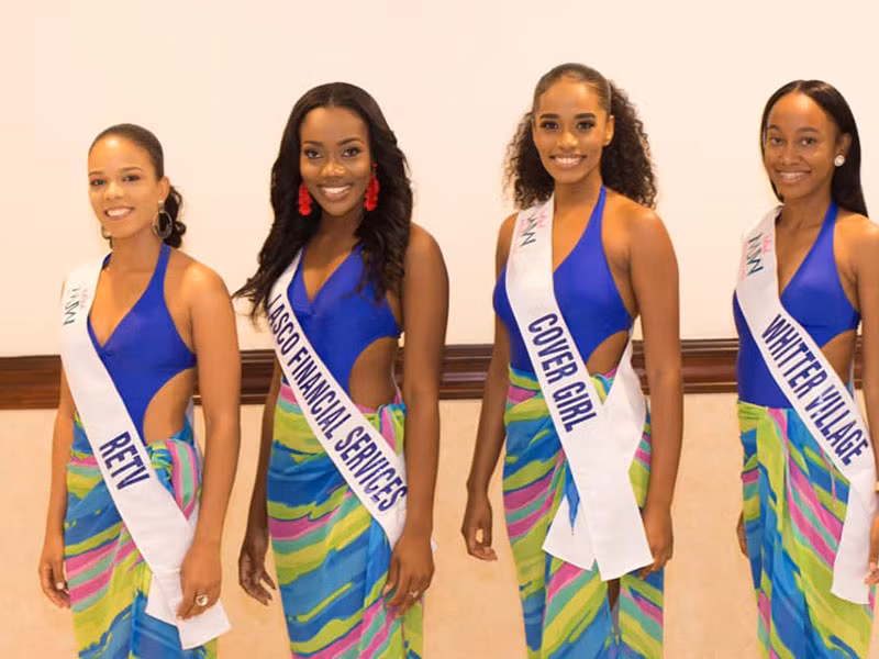 Toni-Ann (thứ hai bên phải) không chỉ xinh đẹp mà còn tài năng.