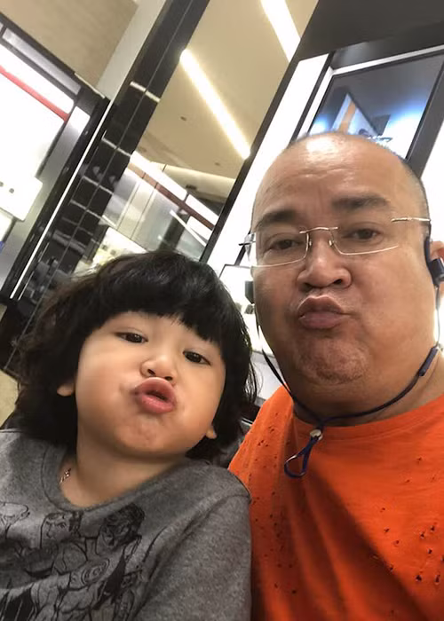 Con trai thứ 3 của Hoàng Sơn tên Hoàng Khang, tên ở nhà là Vic.