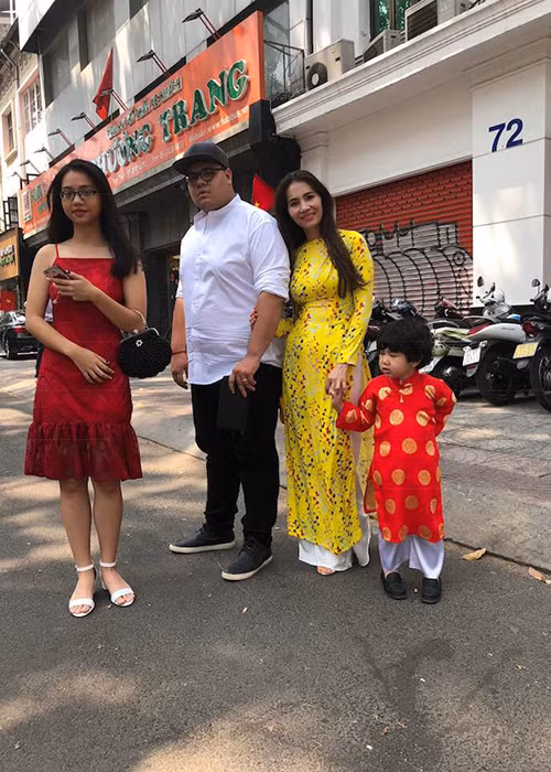 Kể từ khi có thêm thành viên mới, nam diễn viên phim "Người đẹp Tây Đô" hạn chế việc tụ tập cùng bạn bè, đồng nghiệp để về nhà phụ vợ chăm con.