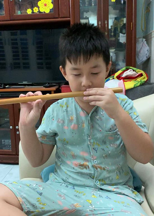 Khi Lê Phương sinh em bé, Cà Pháo đòi thổi sáo cho mẹ quay video để khi mẹ nhớ thì xem lại. Ngoài ra, cậu nhóc còn biết đem sữa hay giã gừng cho mẹ.