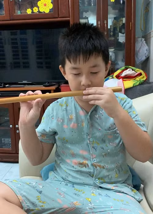 Khi Lê Phương sinh em bé, Cà Pháo đòi thổi sáo cho mẹ quay video để khi mẹ nhớ thì xem lại. Ngoài ra, cậu nhóc còn biết đem sữa hay giã gừng cho mẹ.