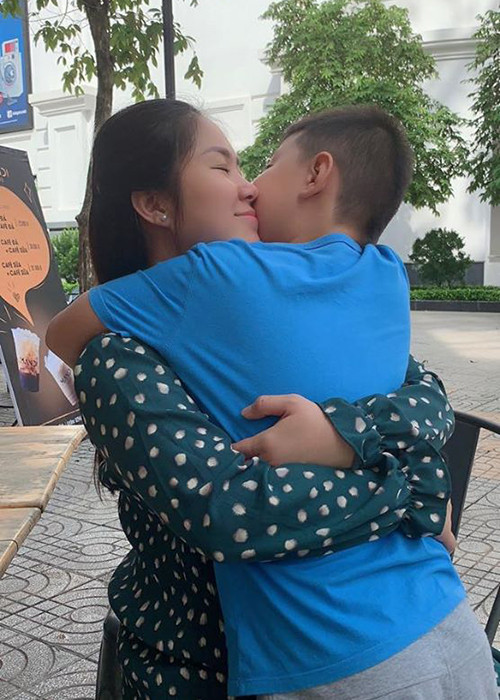 Lê Phương thường xuyên về Trà Vinh thăm con trai hoặc đón con trai lên Sài Gòn ở cùng.