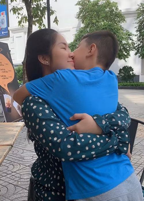 Lê Phương thường xuyên về Trà Vinh thăm con trai hoặc đón con trai lên Sài Gòn ở cùng.