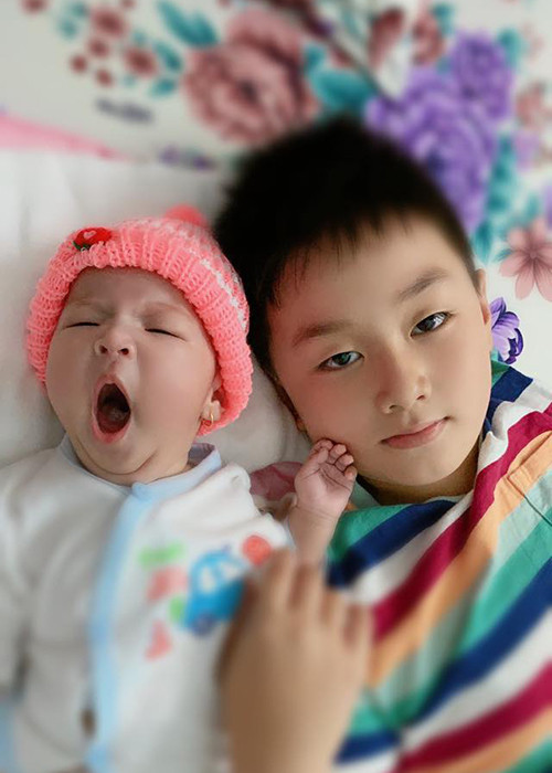 Bé Cà Pháo rất yêu thương em gái.