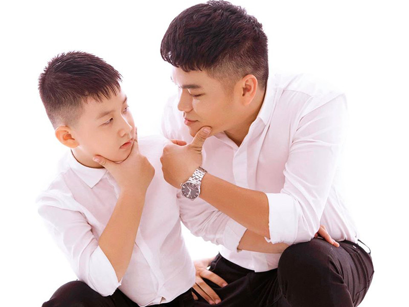 Bé Cà Pháo rất quấn quýt và yêu thương bố dượng.