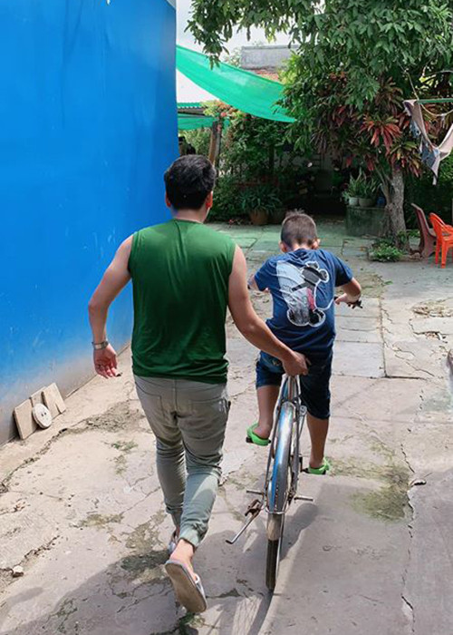 Trung Kiên rất cưng chiều con trai riêng của vợ.