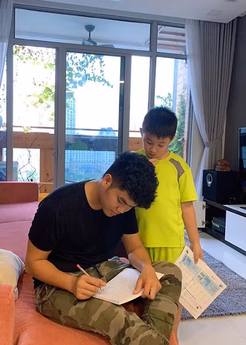 Trung Kiên - ông xã của Lê Phương luôn hết lòng chăm lo cho bé Cà Pháo.