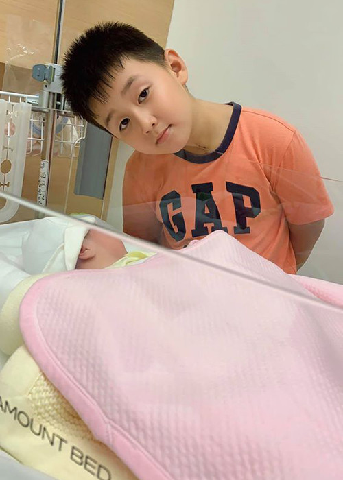 Cậu nhóc làm thơ khi vào thăm em gái chào đời: “Bông ơi em hiền như mơ/ Anh yêu em lắm hôm nào đến thăm/ Em hiền như mẹ trong mơ/ Anh yêu em lắm em yêu của anh”.