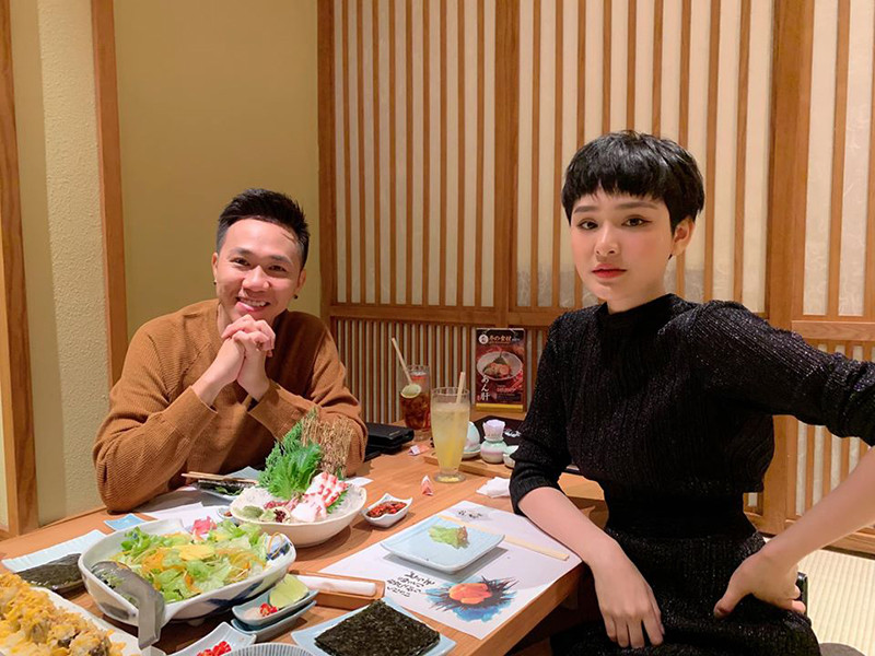 Hiền Hồ chia sẻ: "Đừng ai đòi trả nợ nữa nha. Tui uy tín mà", còn Anh Đức viết: "Bạn ấy rất uy tín nha. Hôm nay được mời, rồi anh sẽ mời lại nha".