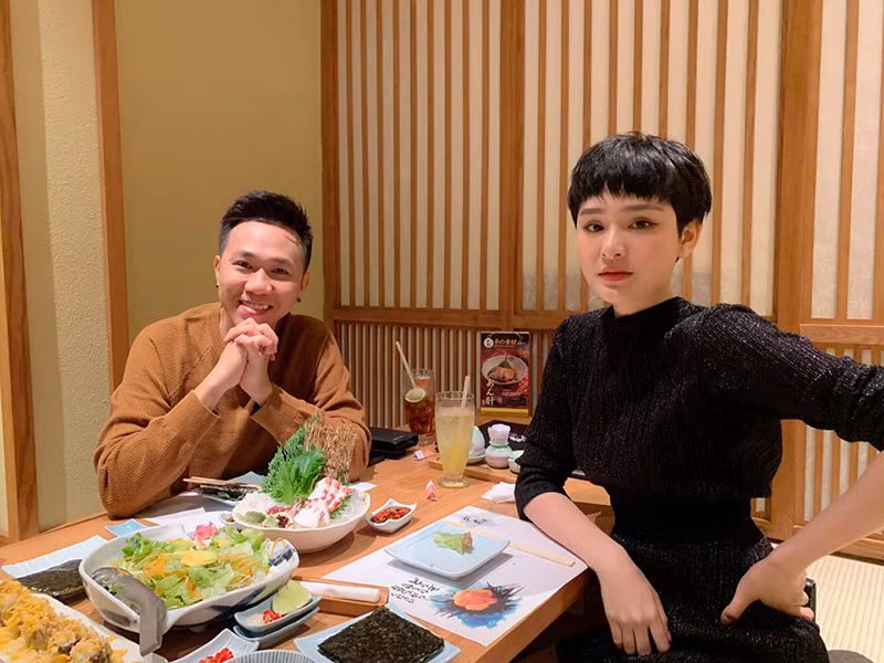 Hiền Hồ chia sẻ: "Đừng ai đòi trả nợ nữa nha. Tui uy tín mà", còn Anh Đức viết: "Bạn ấy rất uy tín nha. Hôm nay được mời, rồi anh sẽ mời lại nha".