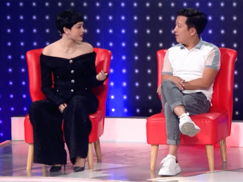 Trước đó, ở Giọng ải giọng ai, Trường Giang giao kèo nếu anh thua sẽ mời cô ăn một món bất kỳ liên tiếp trong một năm. Ngược lại, nếu Hiền Hồ thua kèo, cô đi ăn tối, hẹn hò cùng Anh Đức. Cuối cùng, Trường Giang thắng cược. Ảnh: Vietnamnet