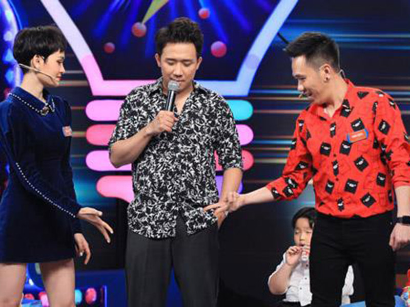 Nam diễn viên hài liên tục bênh vực Hiền Hồ trước câu hỏi khó của Trấn Thành, thể hiện rất hâm mộ Hiền Hồ, khen ngợi cô hát hay. Trước đó, trong một chương trình, Anh Đức cũng nhắn nhủ đến Hiền Hồ: "Anh là fan của em". Ảnh: Zing