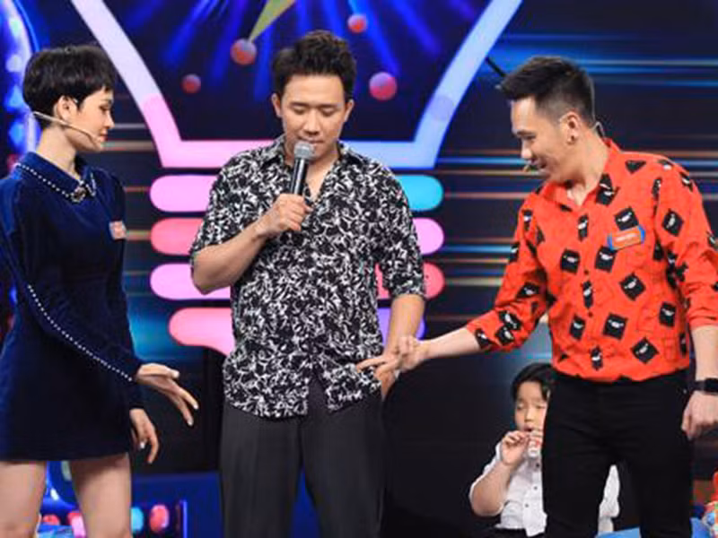 Nam diễn viên hài liên tục bênh vực Hiền Hồ trước câu hỏi khó của Trấn Thành, thể hiện rất hâm mộ Hiền Hồ, khen ngợi cô hát hay. Trước đó, trong một chương trình, Anh Đức cũng nhắn nhủ đến Hiền Hồ: "Anh là fan của em". Ảnh: Zing